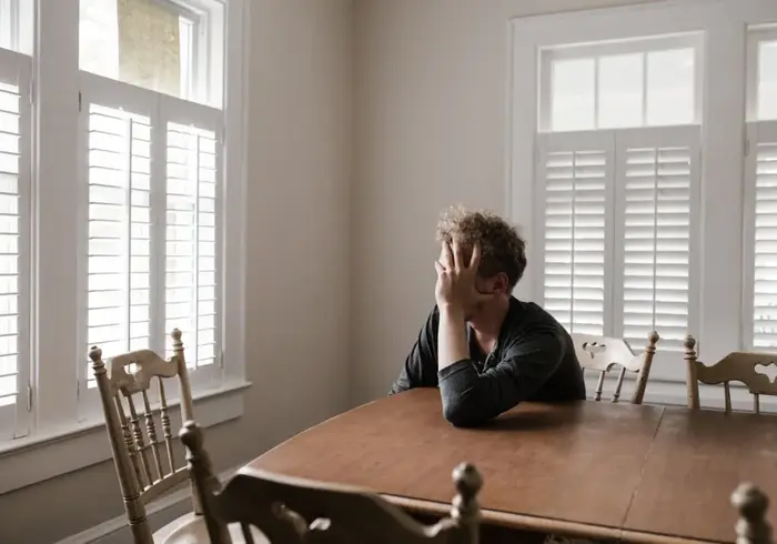 Depression: Årsager, symptomer, typer og behandlingsmuligheder